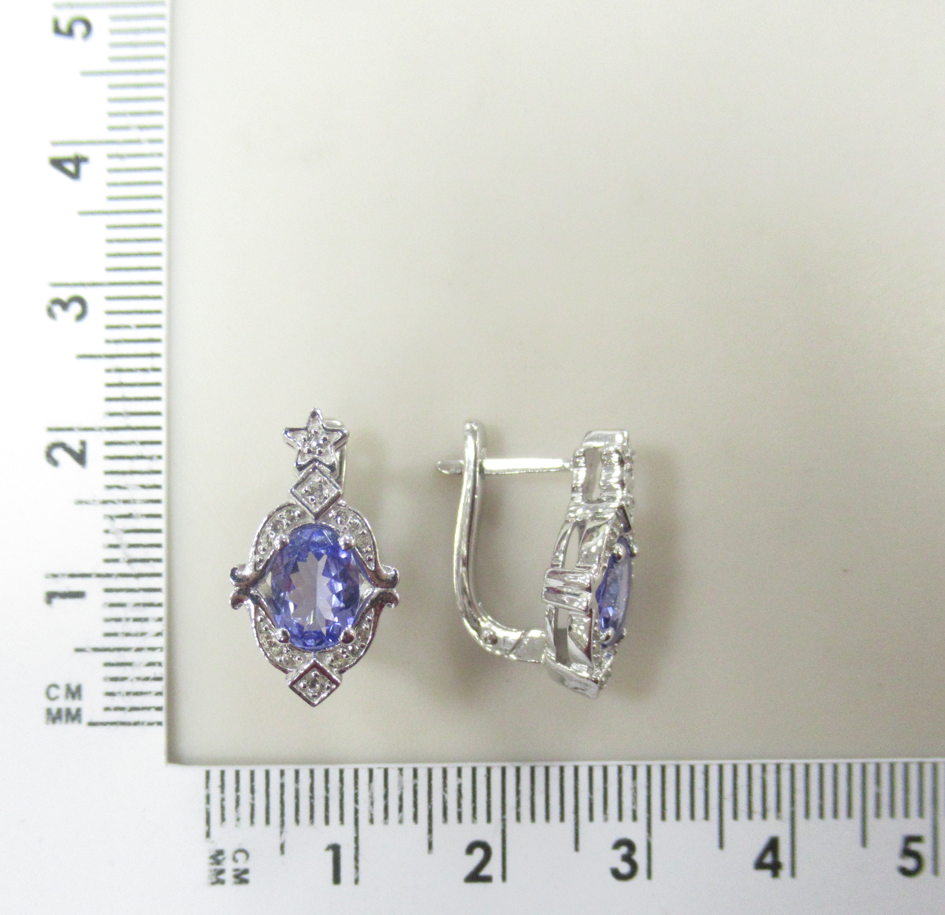 Серебряные серьги 925 пробы; вставки 2 Танзанит 1,5ct; 30 Топаз белый 0,12ct;